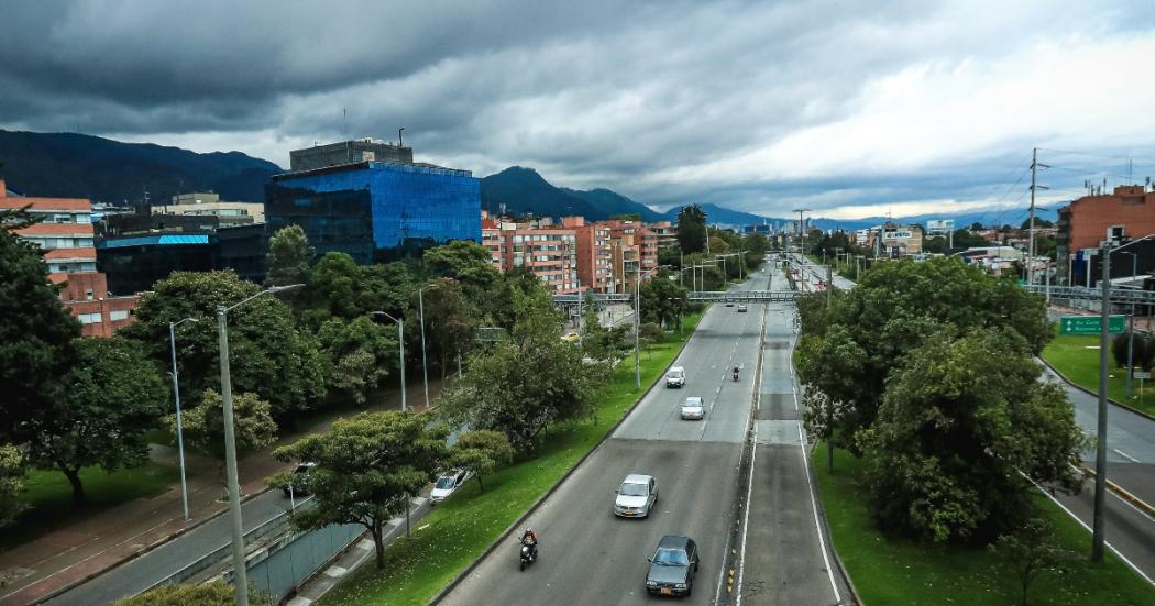 Movilidad en Bogotá, carros transitan por vías de la ciudad.