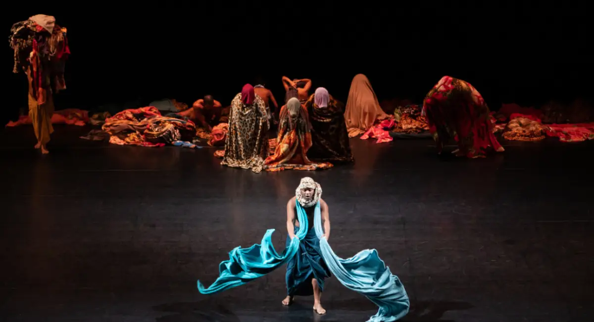 Artistas del Festival Internacional de Artes Vivas de Bogotá en escena