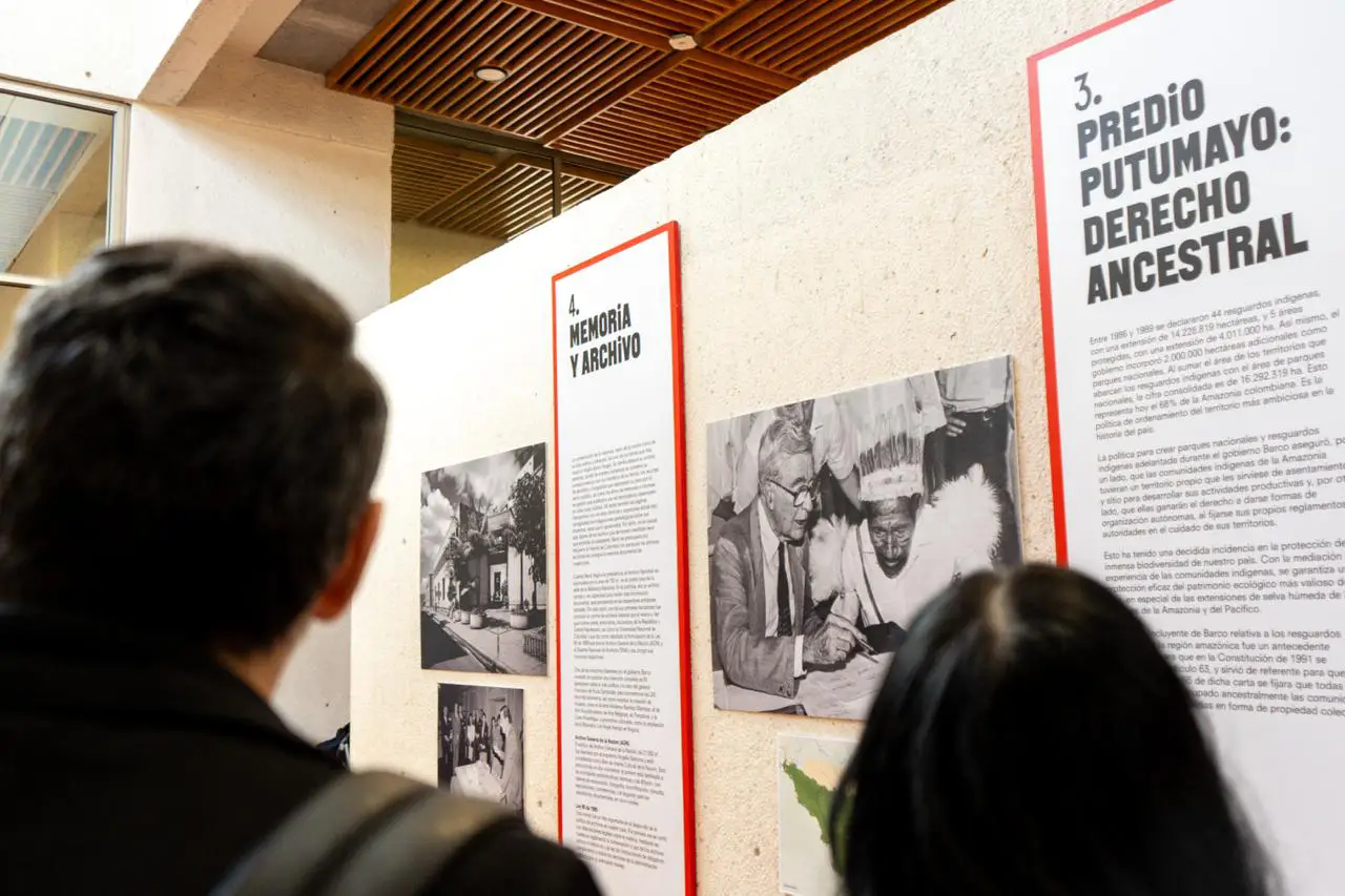 Personas visitando la exposición sobre Virgilio Barco