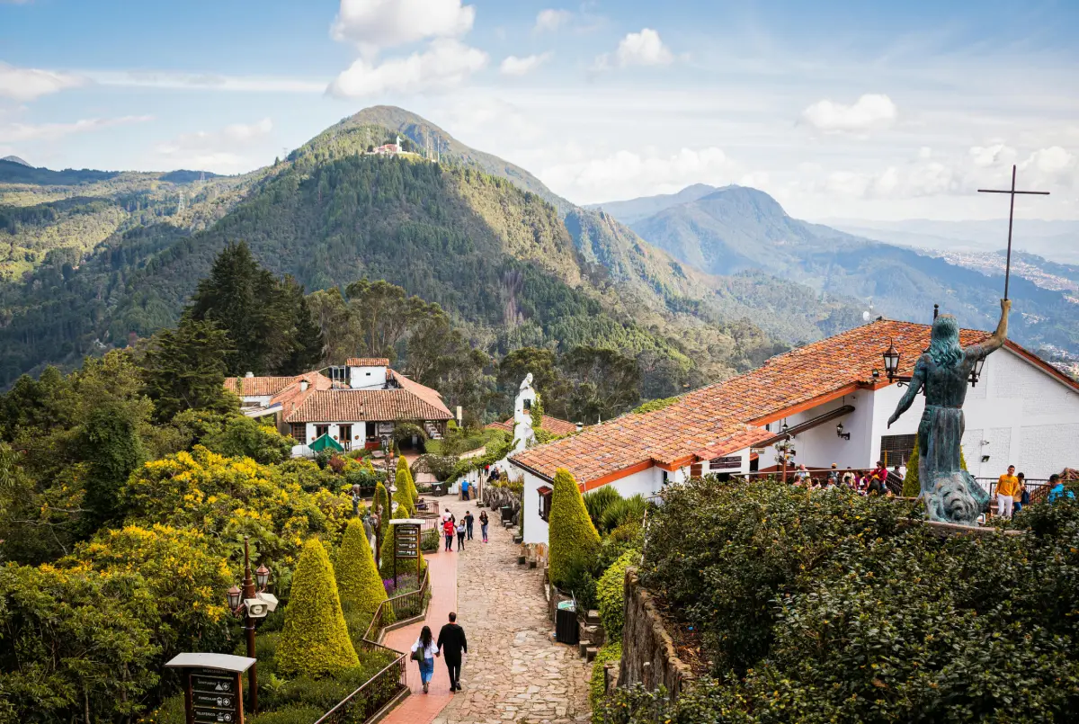 Monserrate con personas caminando por el lugar