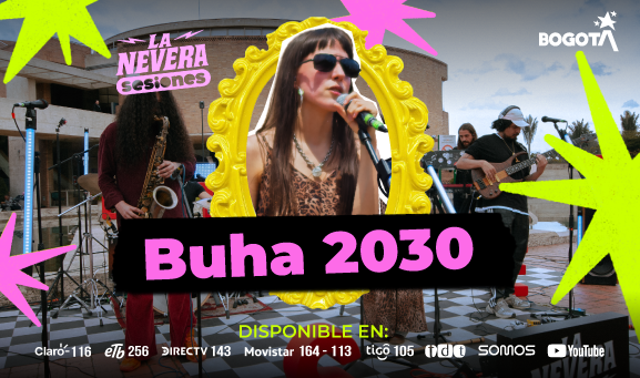 Cantante de Buha 2030 con gafas oscuras canta frente a micrófono durante presentación en vivo al aire libre, acompañada por músicos con saxofón y bajo en La Nevera Sesiones en Bogotá