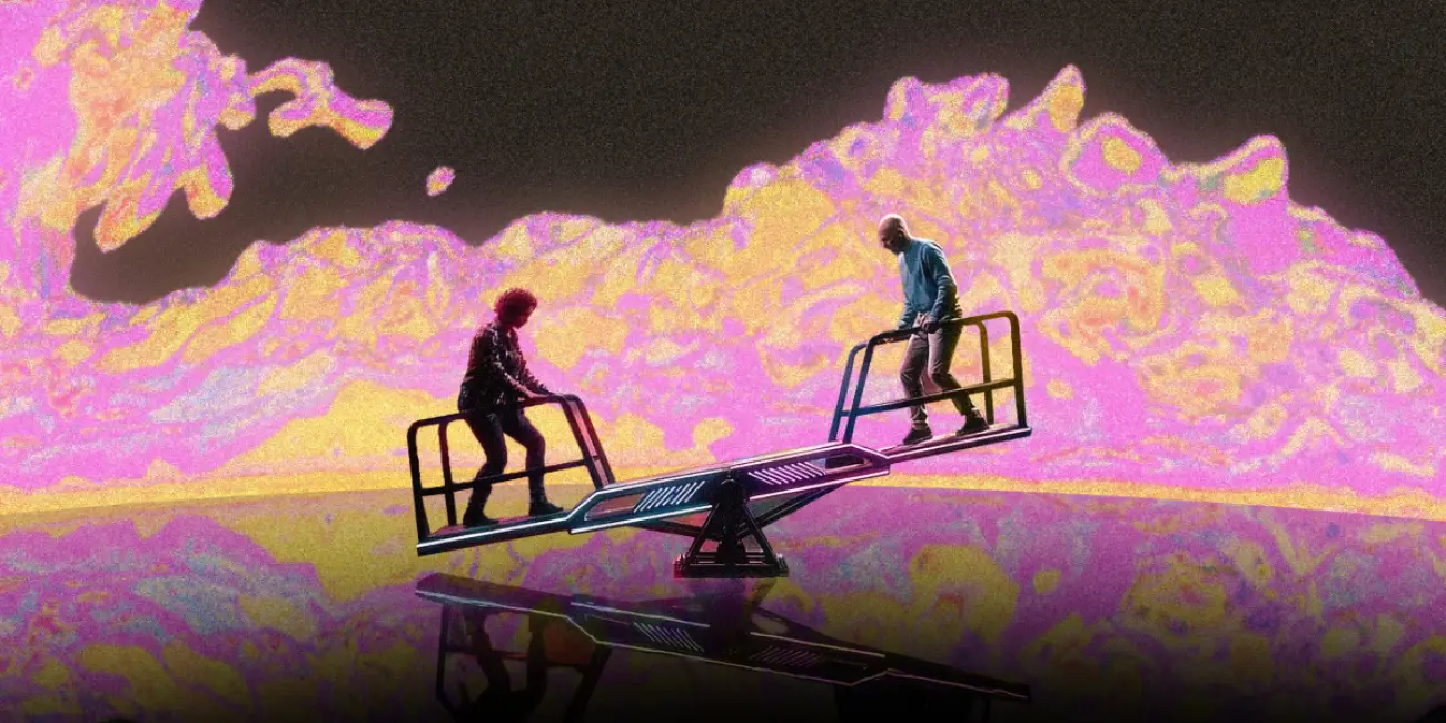 Dos personas en un balancín