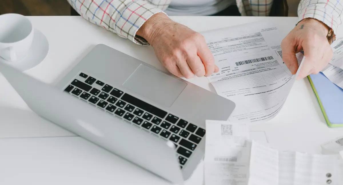 Persona mirando su factura