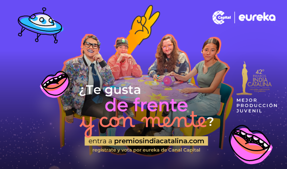 Dos jóvenes, un hombre adulto y una mujer adulta comparten alrededor de una mesa colorida con juegos y elementos gráficos en escena del programa de De frente y con mente de eureka