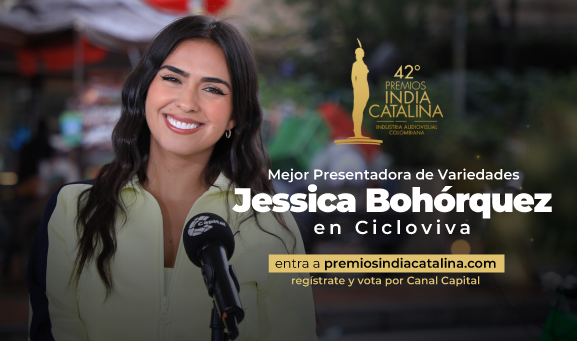 Mujer joven sonriente con cabello oscuro mira a cámara en entorno urbano durante grabación del programa Cicloviva de Canal Capital en Bogotá