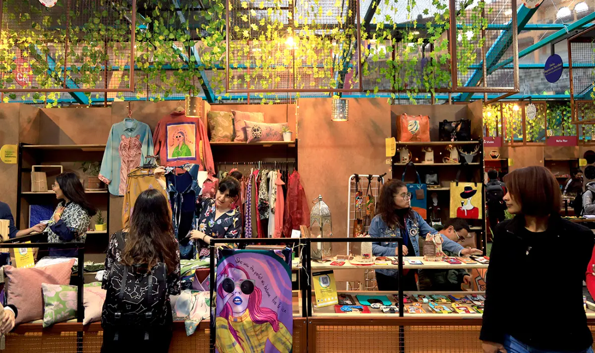 Personas muestran sus emprendimientos en Bogotá