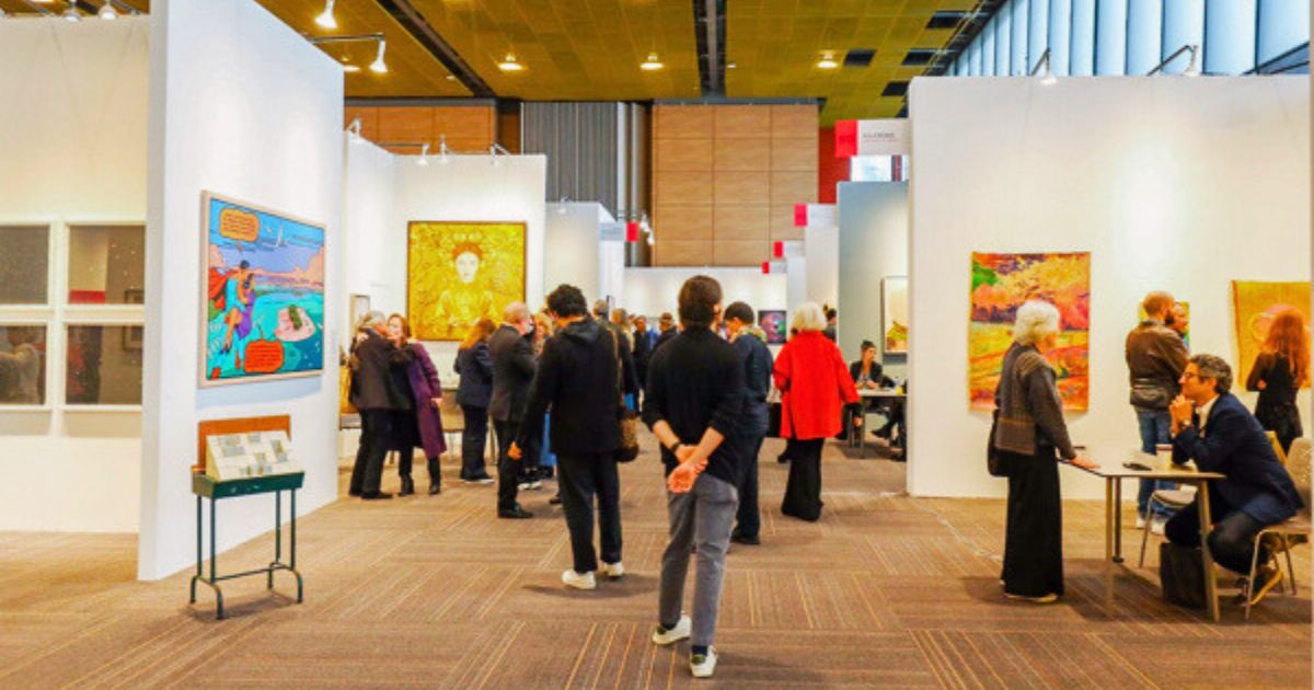 Personas recorren un espacio de arte de un circuito del ARTBO