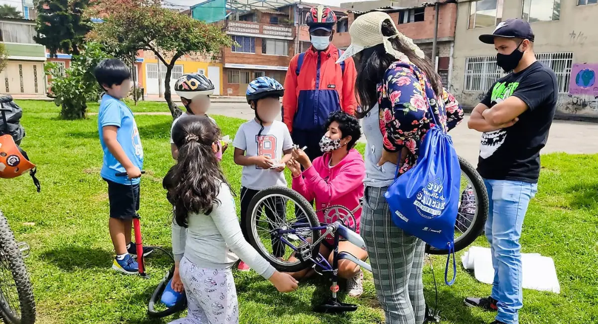 Personas en el parque con bicicletas