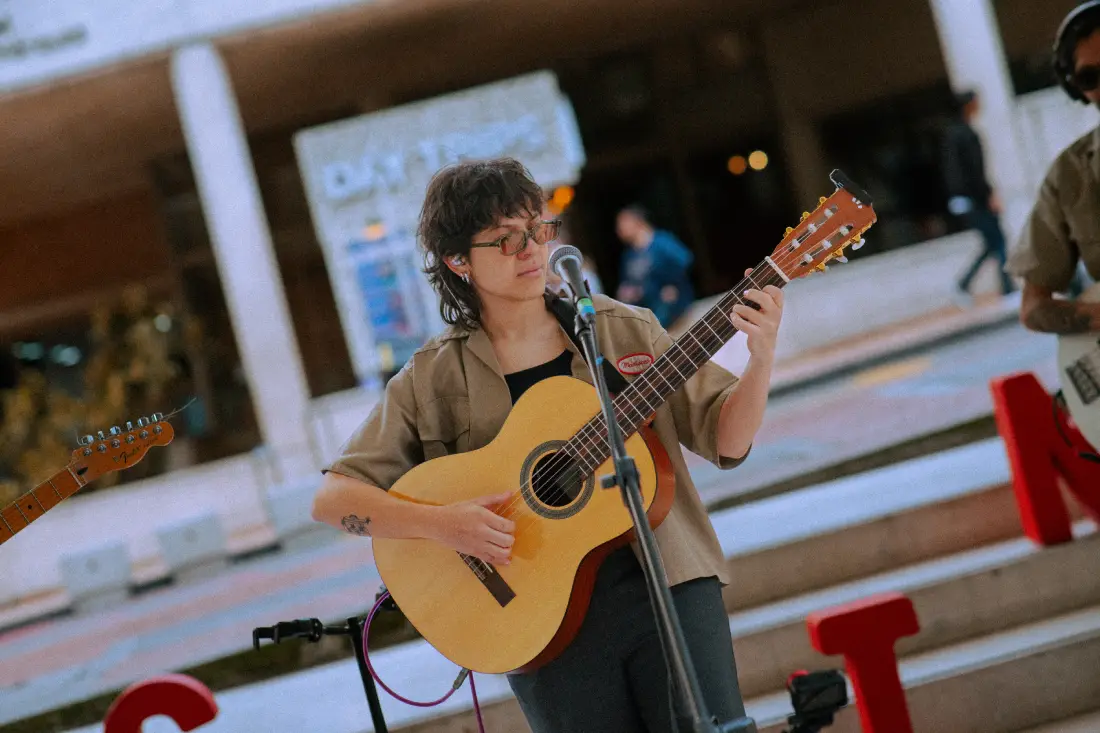 Mariscos presentándose en La Nevera Sesiones