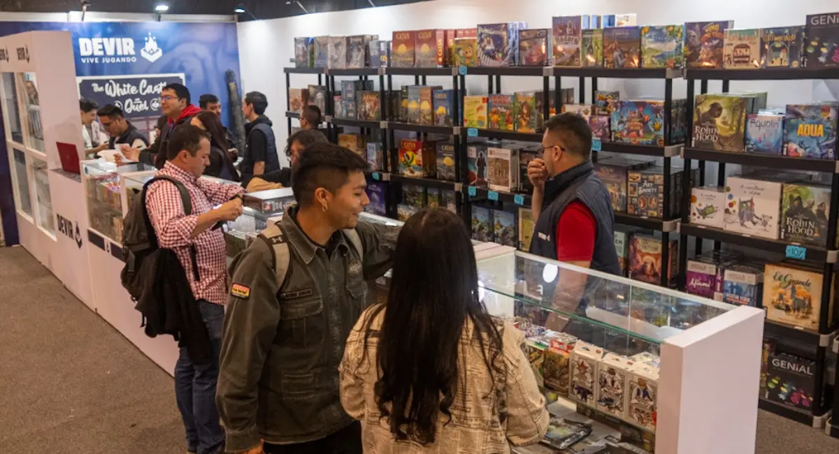 Personas caminando por la FILBo