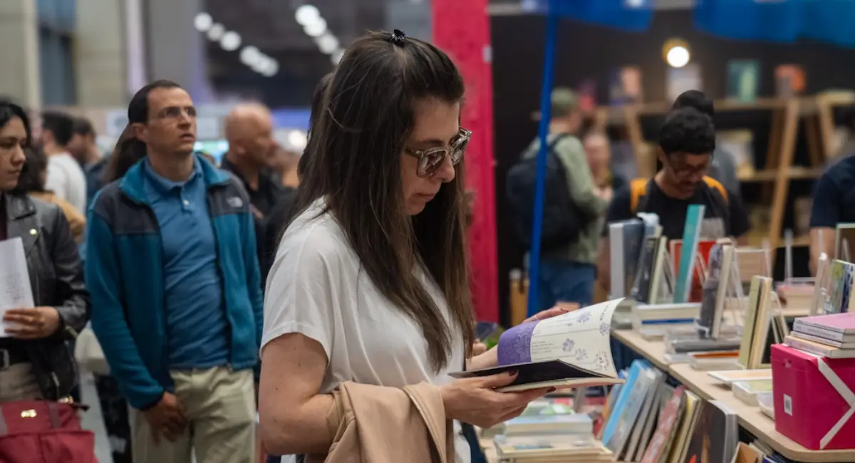 Mujer leyendo un libro en la FILBo,