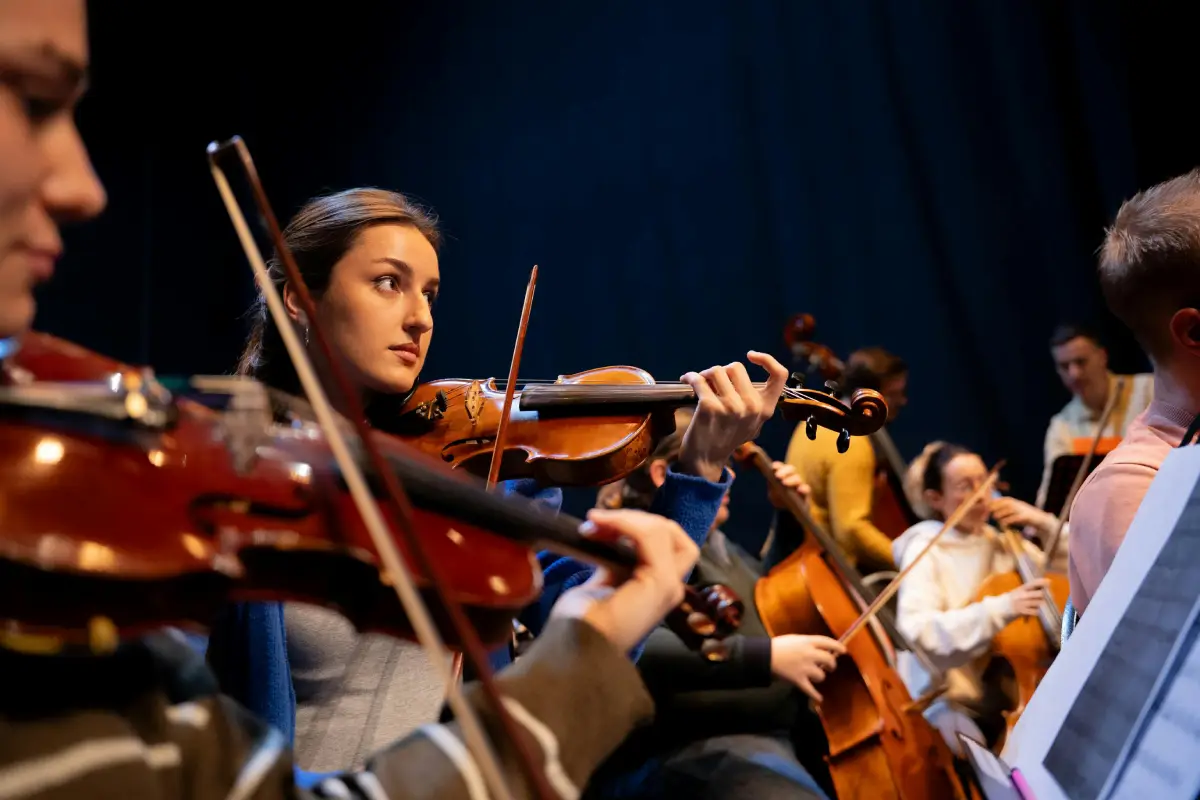 Personas tocan instrumentos de una orquesta