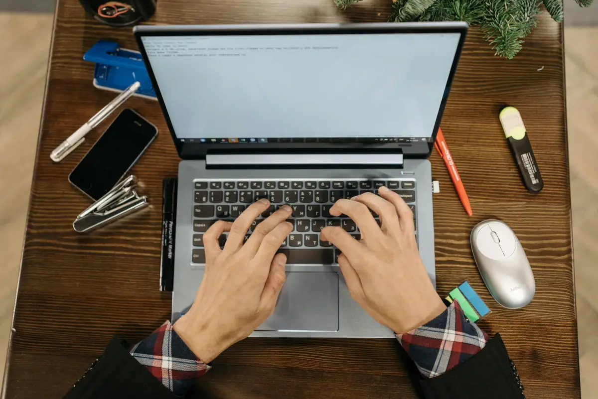 Persona escribe en un computador