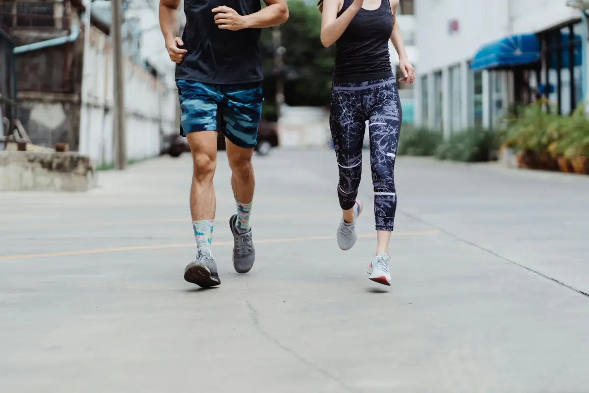Mujer y hombre trotando en la ciudad