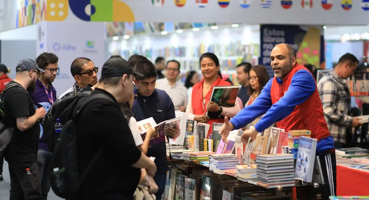 Personas viendo libros en la FILBo