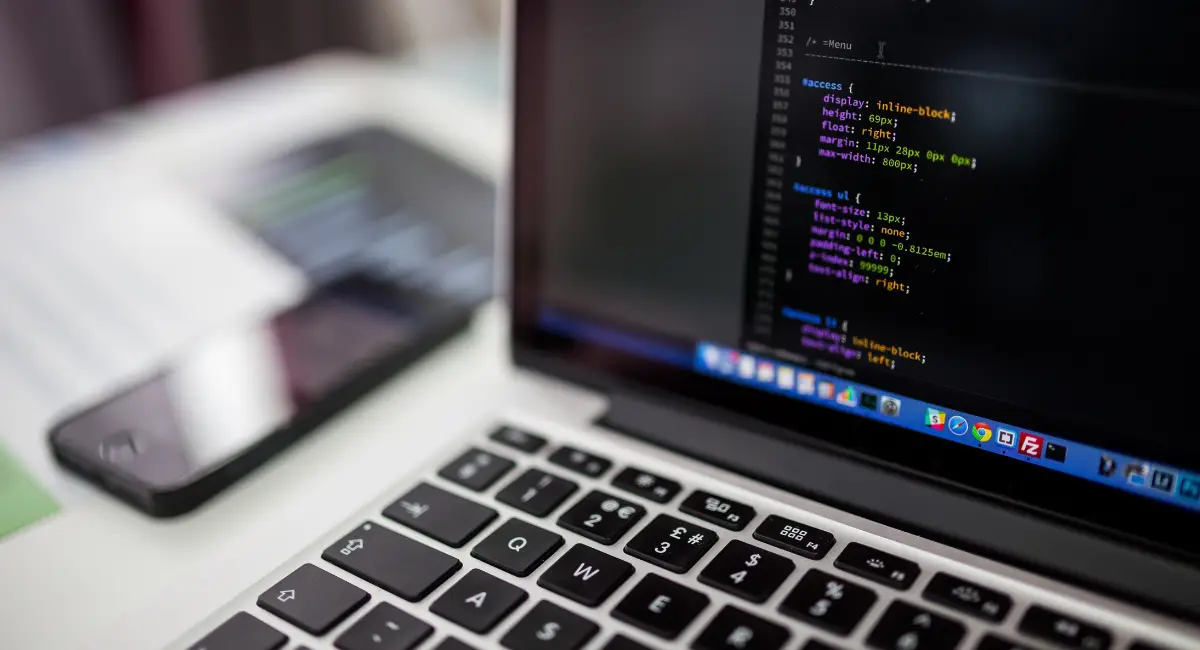 Computador en un escritorio