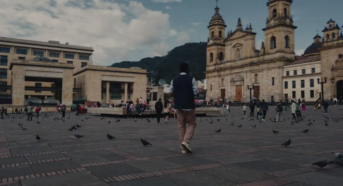 John Gaitán Caminando por la Plaza de Bolívar. 
