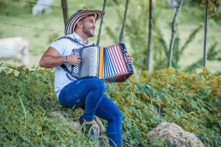 Un Café con Fe explora el vallenato como identidad cultural musical en Colombia frente a la tradición y la tecnología