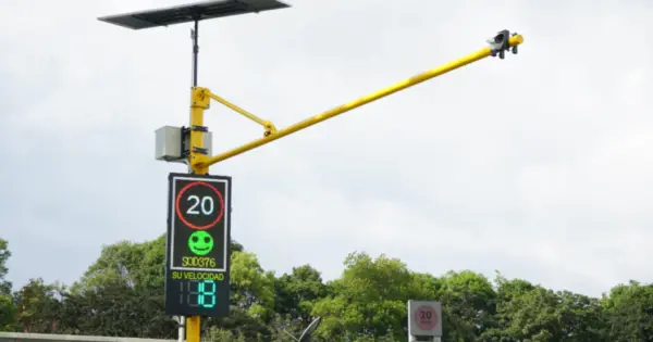 Movilidad en Colombia: vehículos eléctricos, fotomultas y regulación centran el debate en Un Café con Fe