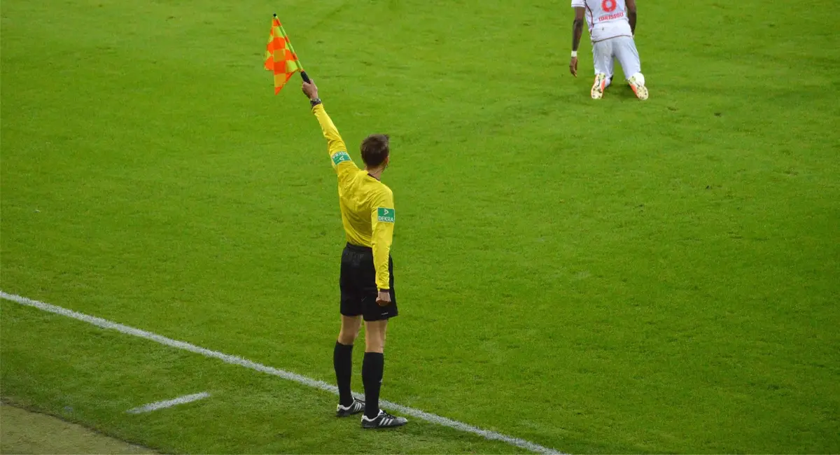 árbitro en una cancha