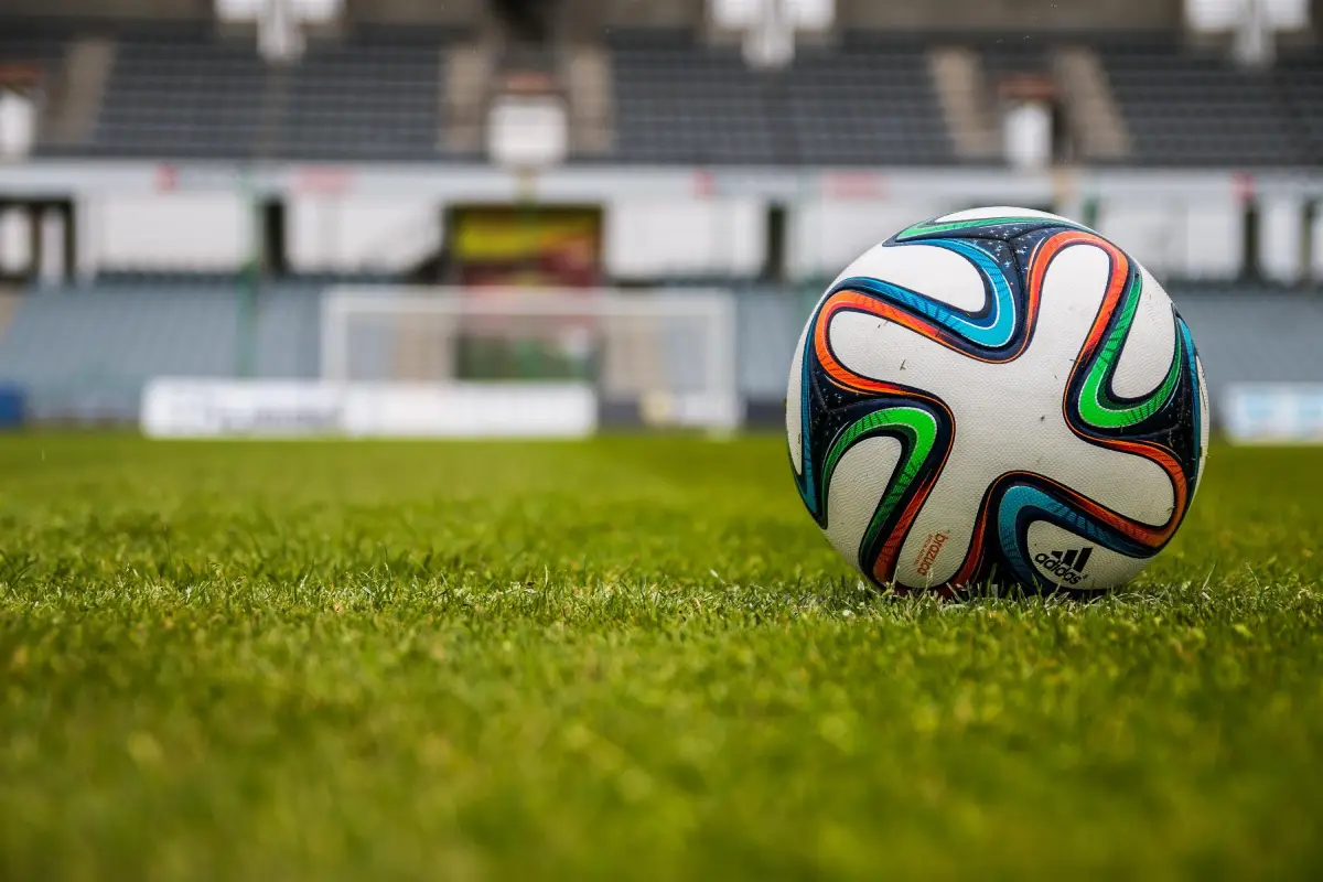 Un balón de futbol en una cancha