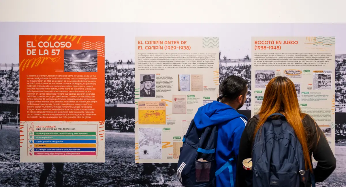 Personas visitando la exposición Primer Teimpo