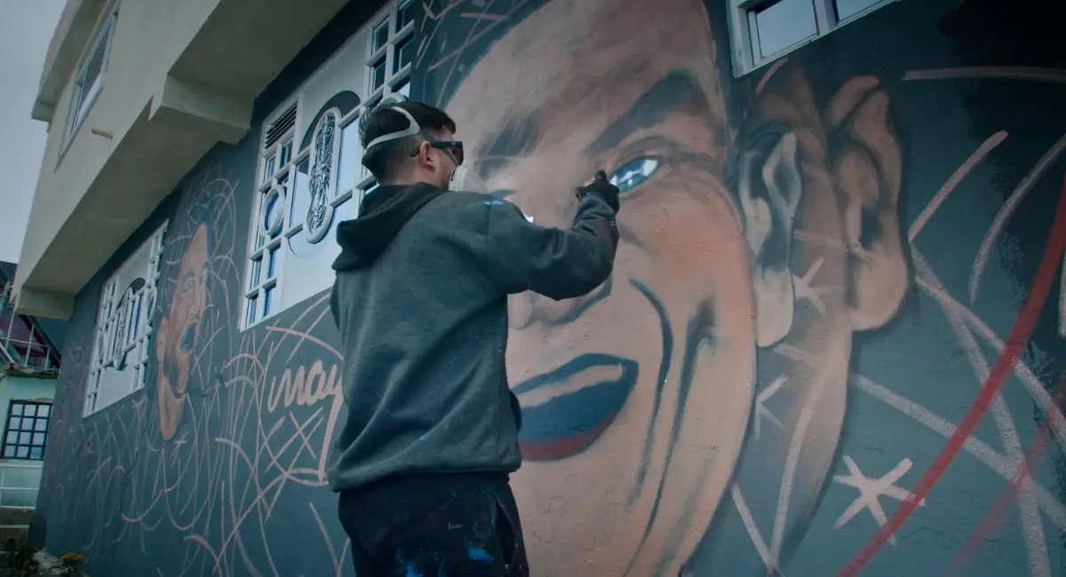 May Rojas pintando un mural