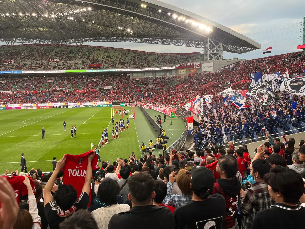 Partido de futbol de Japón con aficionados en un estadio