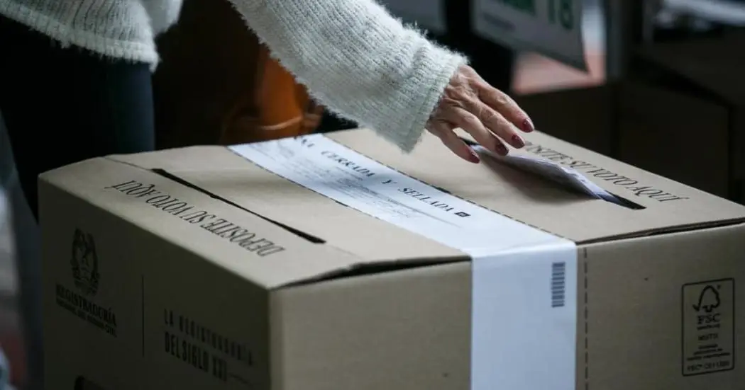 Una mujer vota en las elecciones presidenciales en Colombia
