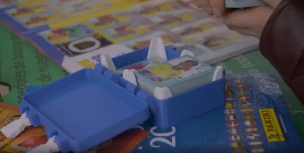 El álbum del Mundial y el intercambio de ‘monitas’ en Bogotá: una pasión que une generaciones