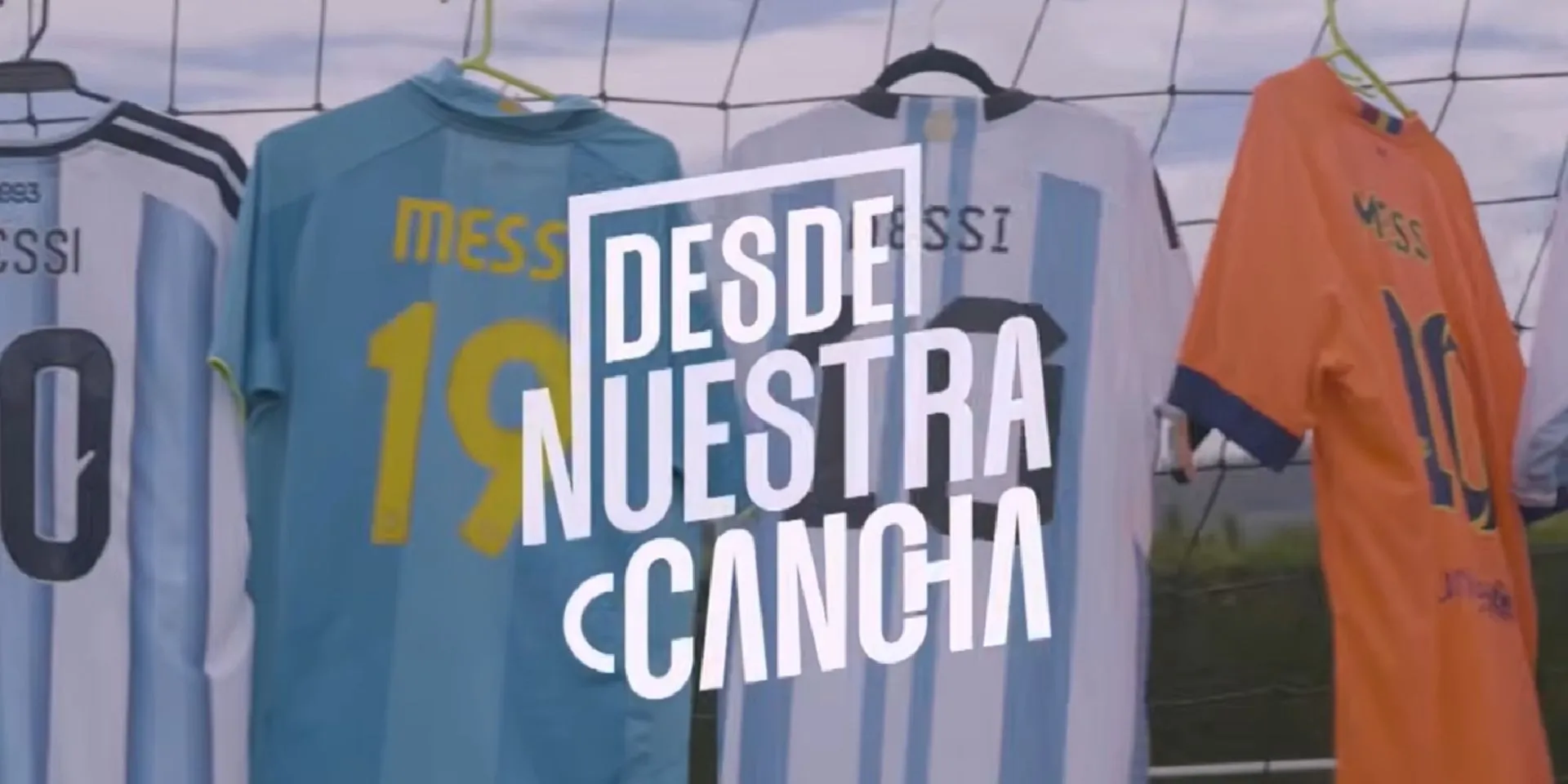 Imagen promocional de la serie Desde nuestra cancha. En primer plano aparece el logo del programa en letras blancas sobre un fondo compuesto por varias camisetas de fútbol colgadas en una red. Se observan diferentes versiones de la camiseta de la selección argentina con el nombre "Messi" y el número 10, además de una camiseta naranja con el mismo nombre y número.