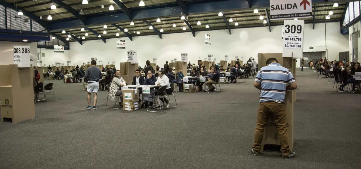 Ciudadanos votan en la segunda vuelta presidencial 2026