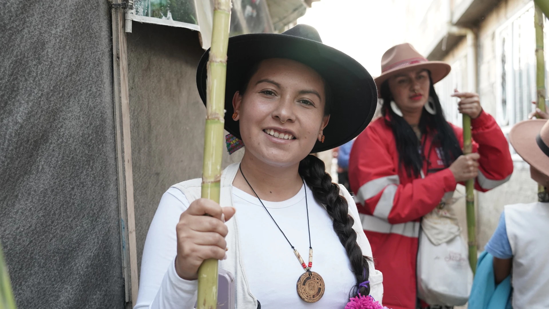 Integrantes de la comunidad Muisca de Bosa participan en una actividad cultural del Festival Jizca Chia Zhue, una celebración dedicada a la memoria, las tradiciones ancestrales y la identidad indígena en Bogotá.