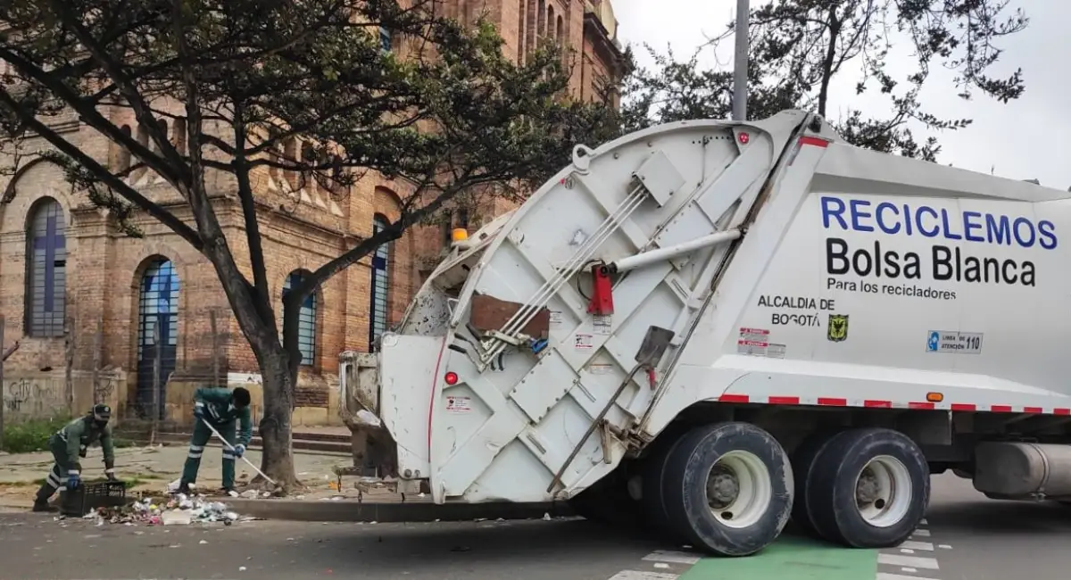 Carro recolector de basura en Bogotá