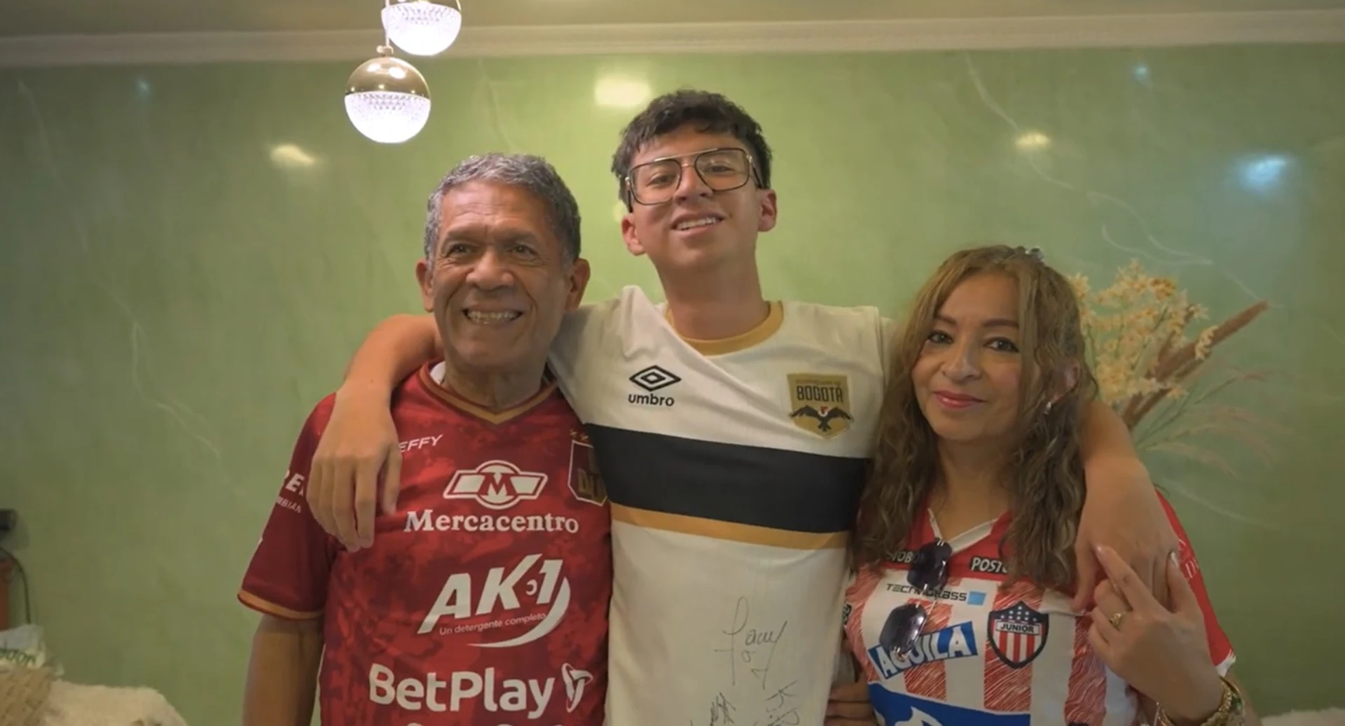 Tres camisetas, una sola familia y una pasión que no entiende de colores
