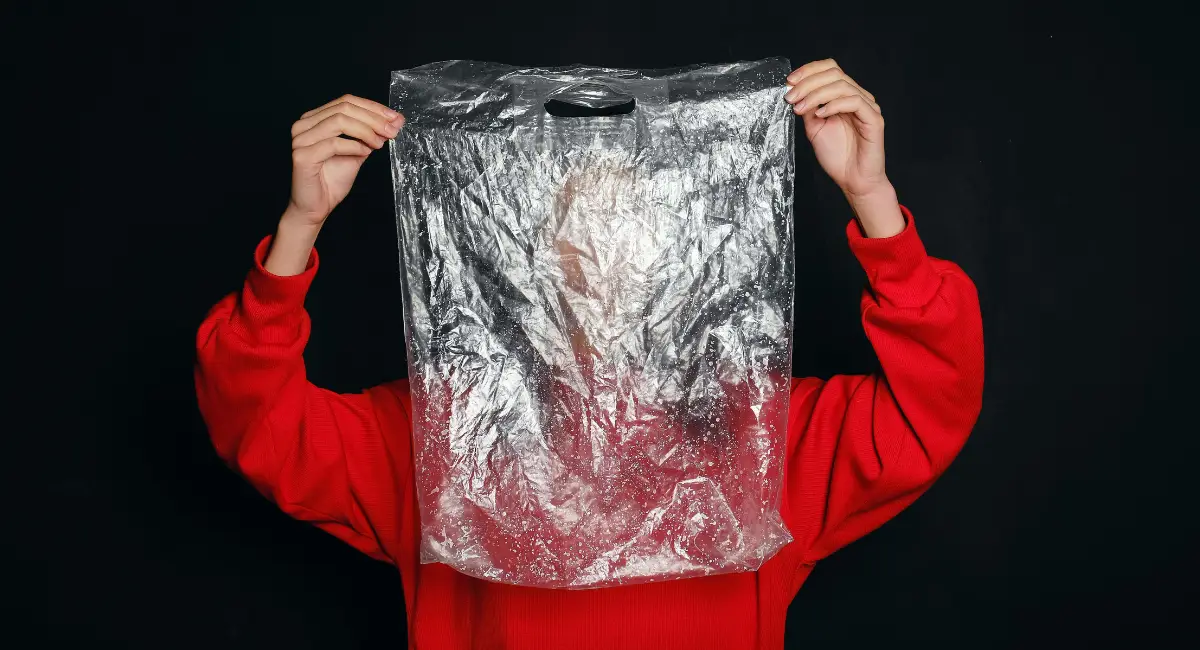 persona sosteniendo una bolsa de plástico