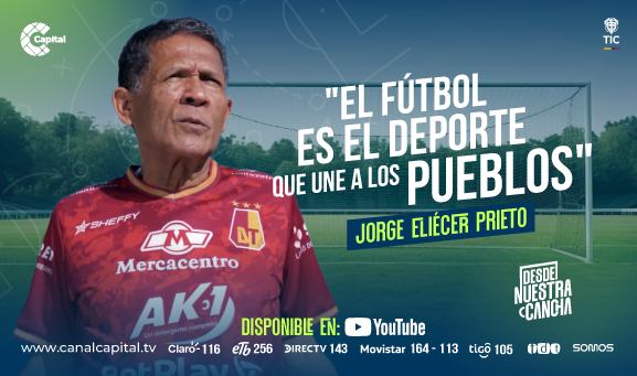 Tres generaciones de una misma familia muestran con orgullo las camisetas de sus equipos favoritos.