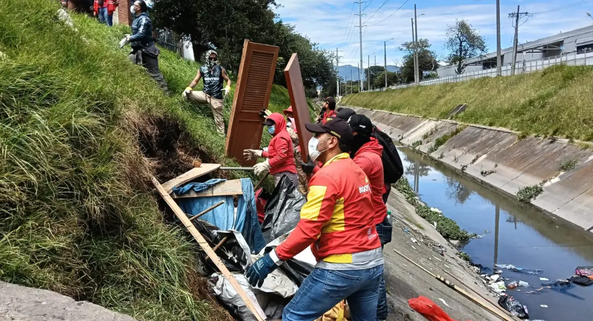 Personal de la Alcaldía desmontando un cambuche en Bogotá.