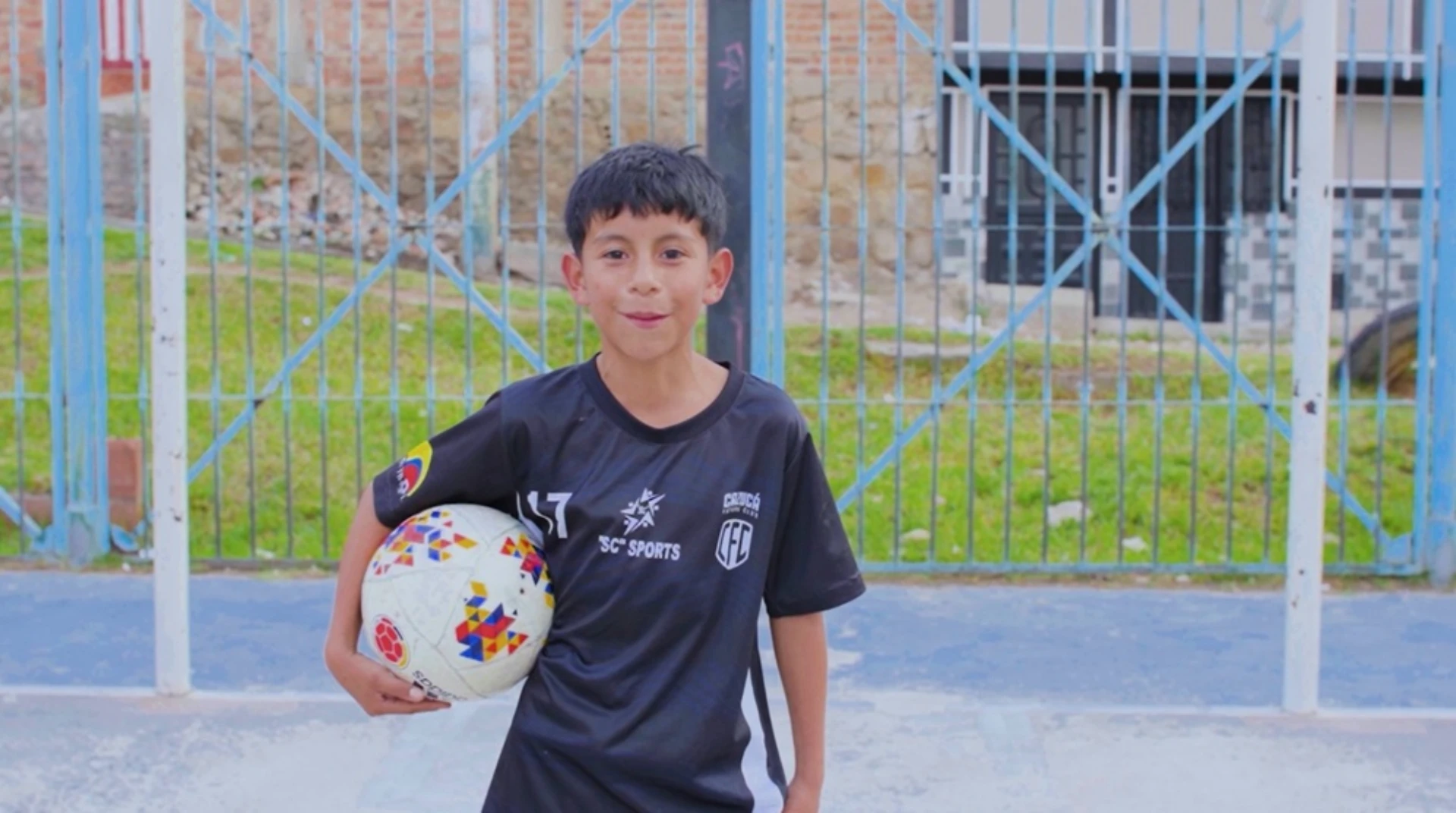 Niños y jóvenes participan en un entrenamiento de Cazucá Fútbol Club, donde el fútbol formativo impulsa el desarrollo del talento, la disciplina y el liderazgo.