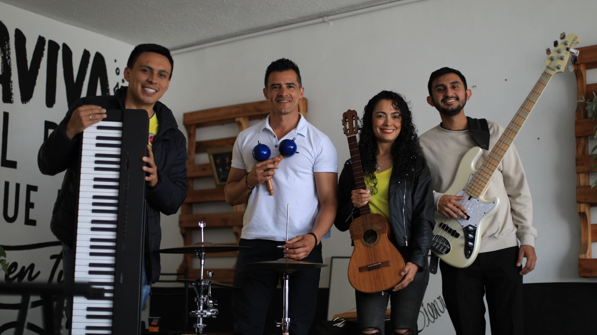 MusicalBooz interpreta una propuesta que combina la tradición del joropo con sonidos contemporáneos.