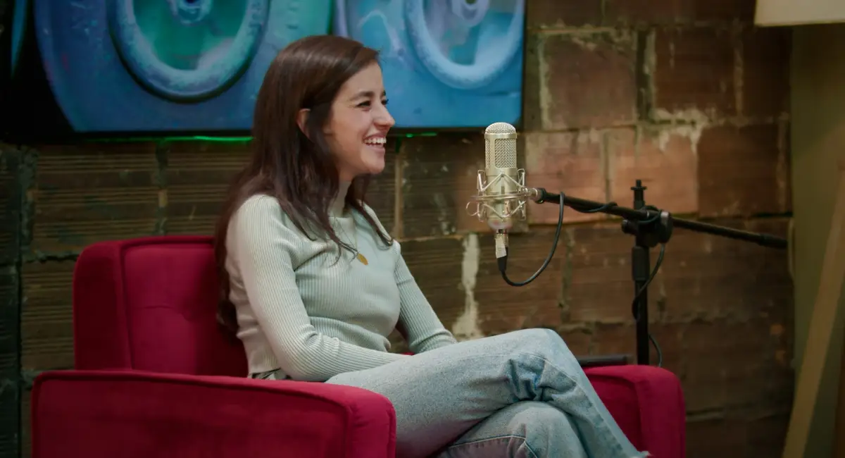 Sharon Guzmán presentadora del pódcast de Artescopio