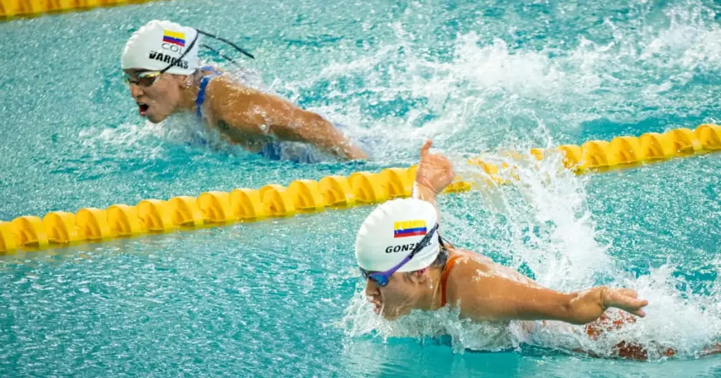 Atletas de paranatación en una competencia