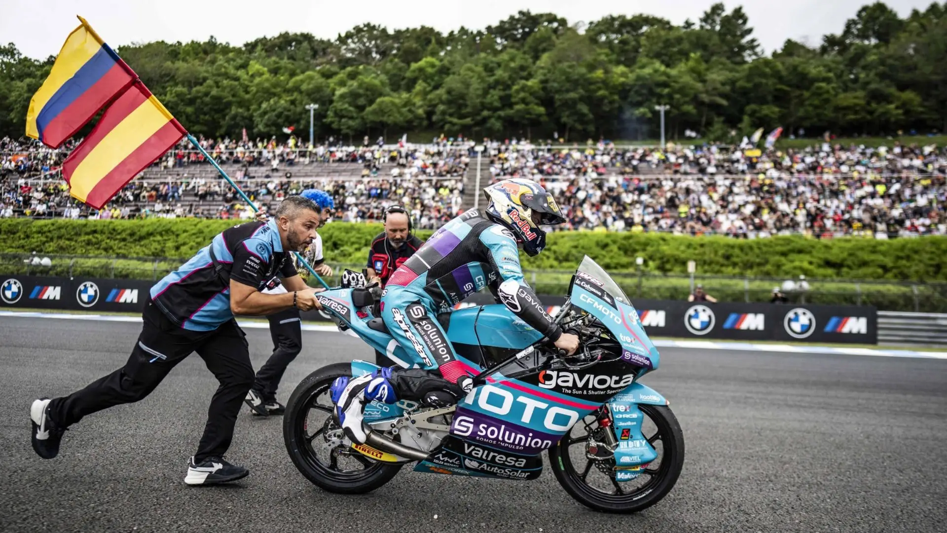 El colombo-español David Alonso dará el salto a MotoGP en 2027 tras ser confirmado por Honda. Con apenas 20 años, se convertirá en el segundo colombiano en competir en la máxima categoría del motociclismo mundial