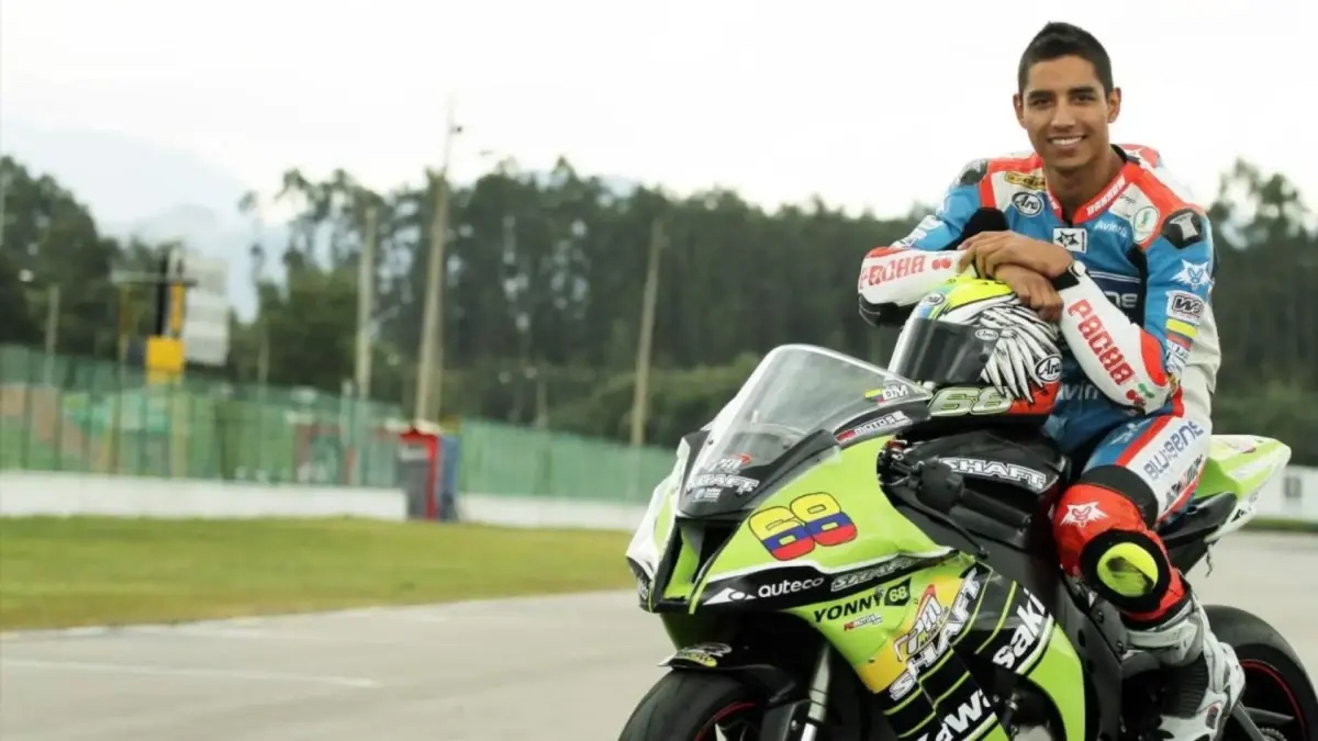 El primero fue el corredor paisa Yonny Hernández, quien debutó en MotoGP en 2012 con Avintia Blusens tras iniciar su trayectoria internacional en Moto2.