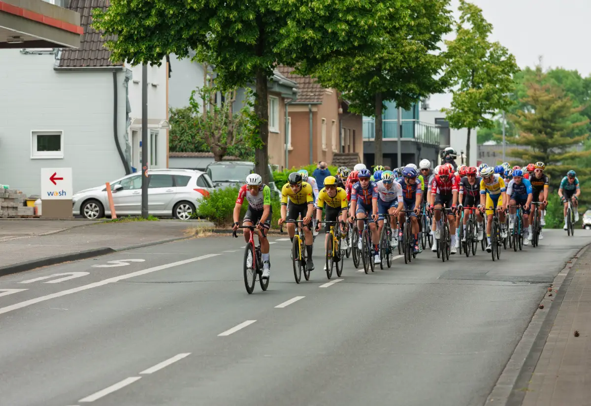 Un grupo de ciclistas compiten