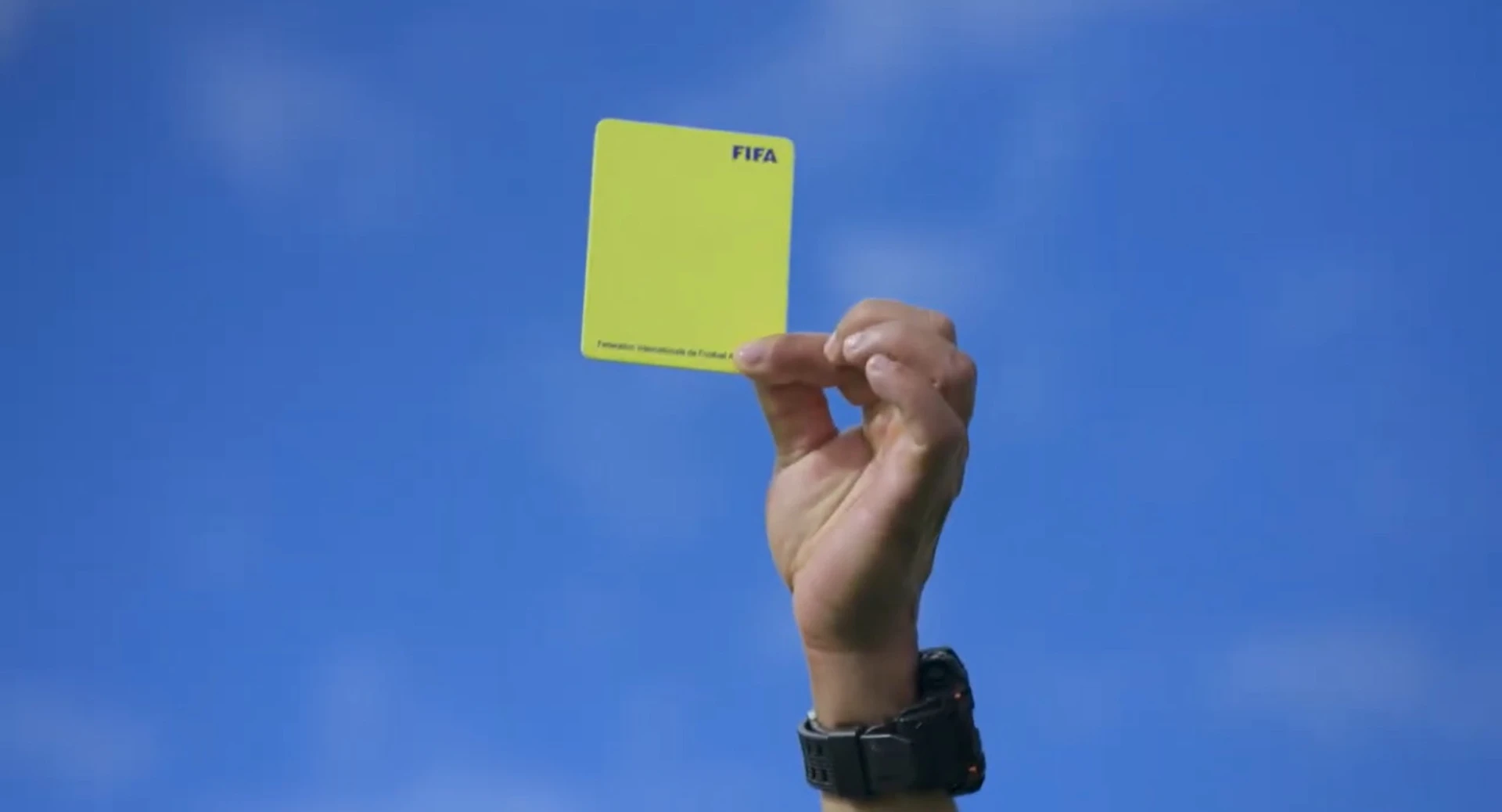 La tecnología del VAR respalda al árbitro, pero las revisiones continúan generando debate en el fútbol.