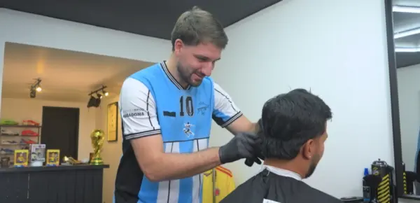 Nicolás Barrionuevo: el exfutbolista que encontró en la barbería otra forma de vivir el fútbol