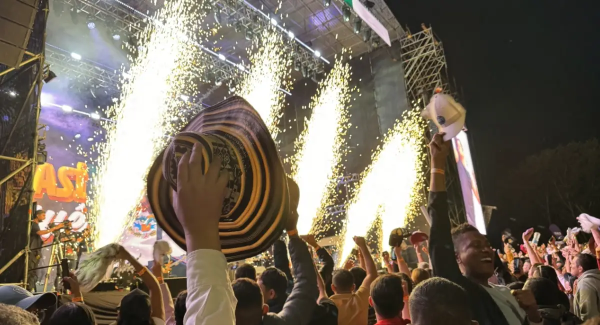 Personas sosteniendo un sombrero en Vallenato al Parque