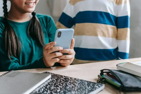 Secretaría de Educación prepara una resolución para regular el uso de celulares en colegios