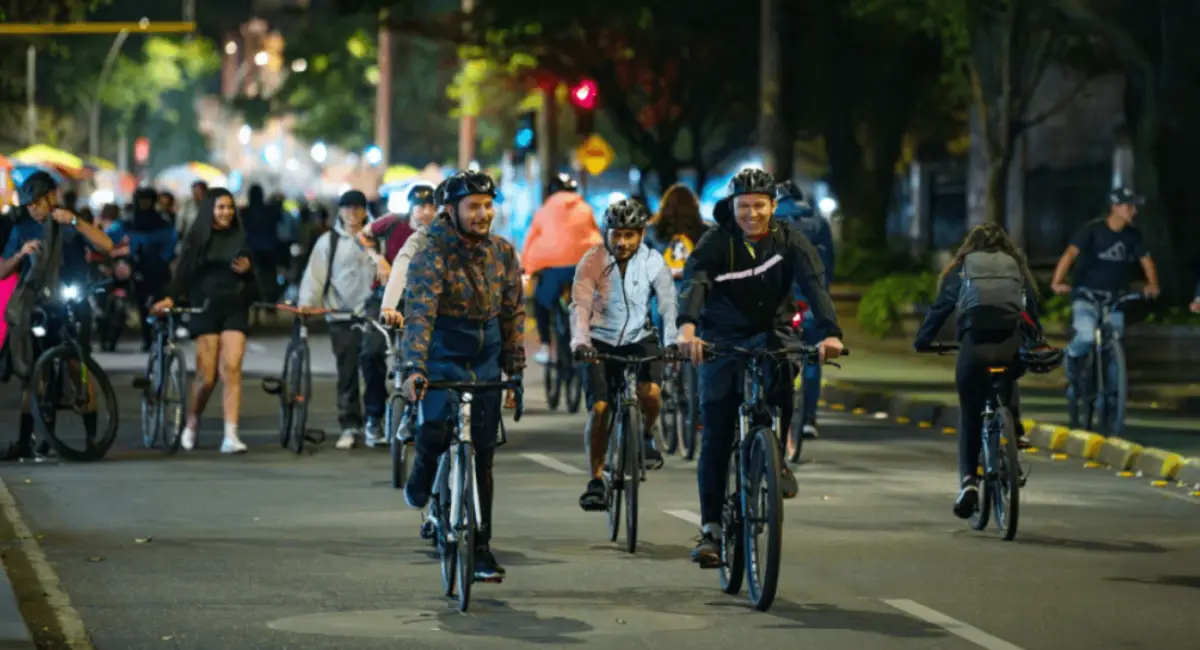 ciudadanos circulando por la ciclovía nocturna